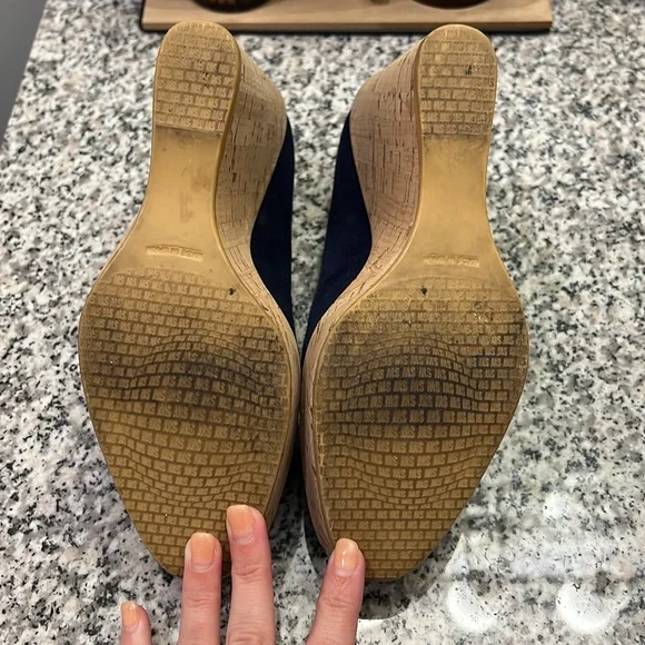 Size 7 Stuart Weitzman heels - Picture 4 of 5